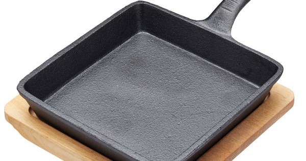 https://www.vituzote.com/image/cache/KC%20AUGUST/artesa-cast-iron-mini-sizzle-pan-with-maple-wood-serving-board-black-beige-15cm-3512-600x315w.jpg