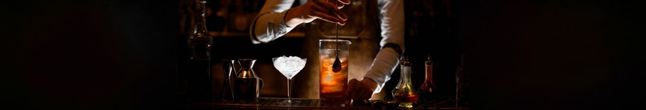 Cocktail making classes - header image of a mixologist making a cocktail